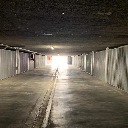 Rue De L'amarrage A Port Avec Terrasse Vue Canaux Et Garage