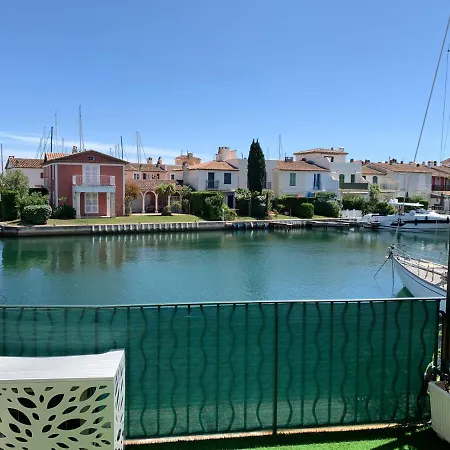 Rue De L'amarrage à Port Avec Terrasse Vue Canaux Et Garage