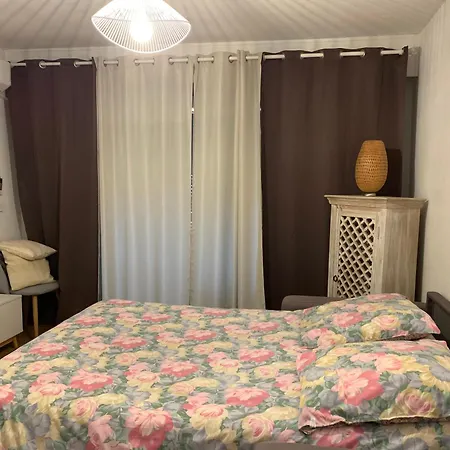 Rue De L'amarrage A Port Avec Terrasse Vue Canaux Et Garage * Grimaud