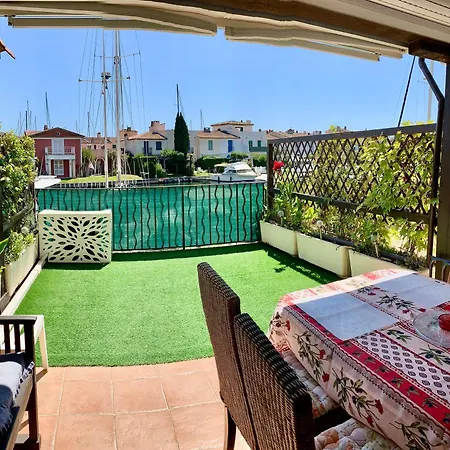 Rue De L'amarrage à Port Avec Terrasse Vue Canaux Et Garage * Grimaud