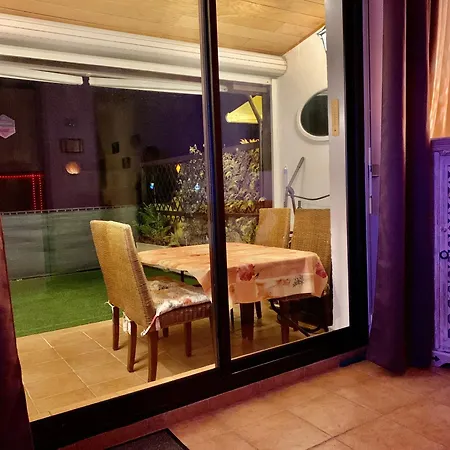 Rue De L'amarrage A Port Avec Terrasse Vue Canaux Et Garage